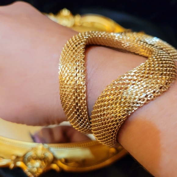 SOLD VINTAGE GOLD MESH HINGE CUFF BRACELET - Picture 5 of 14